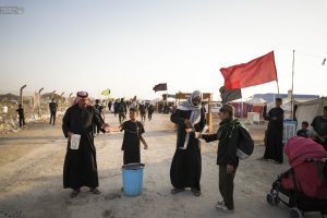 تقدیم آب خنک به زائران پیاده اربعین