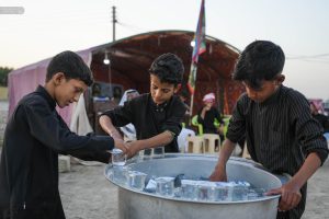 پسران نوجوان در موکب مشغول آماده‌سازی آب آشامیدنی