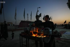 آماده کردن چای در کنار جاده اربعین