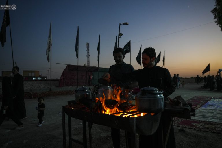 آماده کردن چای در کنار جاده اربعین