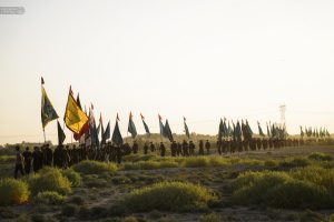 کاروان زائران اربعین با پرچم های سبز