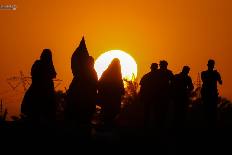 ضد نور مردان و زنان در مسیر پیاده‌روی
