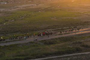 جاده اربعینی از نمای بالا و حرکت زائران پیاده