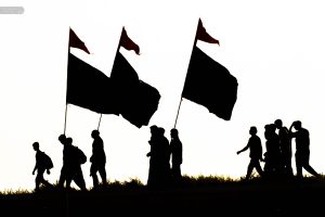 ضد نور و سایه مردان با پرچم در حال پیاده‌روی