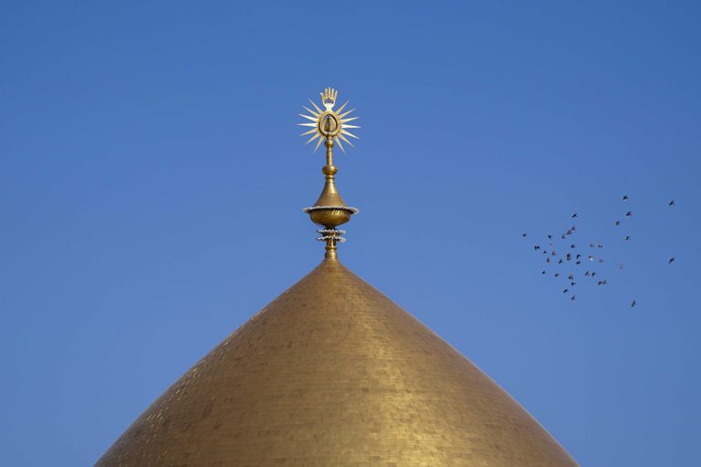 گنبد طلایی و پرنده‌ها