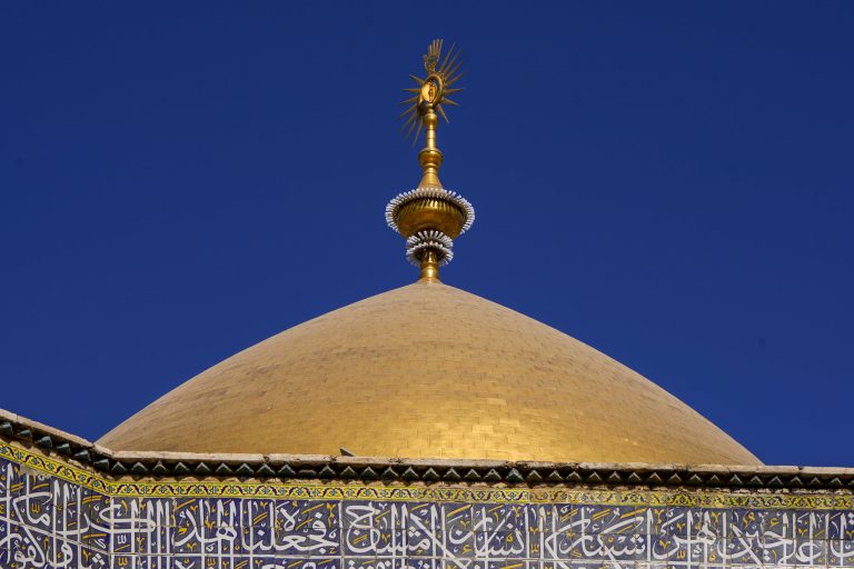 کاشی کاری صحن و گنبد طلا