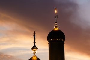 گلدسته در کنار خورشید گنبد