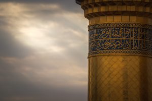 گلدسته و آسمان ابری