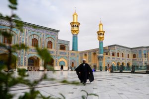 زائر در صحن حضرت زهرا