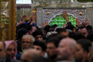 زائران علوی در کنار ضریح مطهر