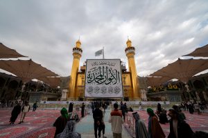 حضور زائران در صحن علوی