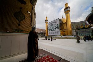 زائران در صحن‌و‌سرای مطهر علوی