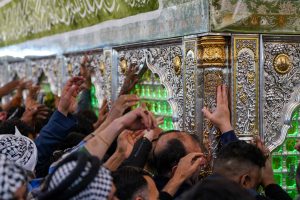 زائران ضریح مطهر