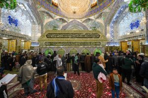زائران در اطراف ضریح مطهر