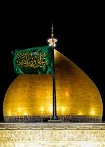 نمای نزدیک گنبد طلایی و پرچم سبز حرم امیرالمؤمنین علی (علیه‌السلام)