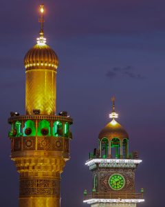 گلدسته و مناره ساعت حرم مطهر امیرالمؤمنین در آسمان گرگ‌ومیش