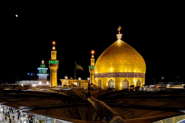 نمای دور گنبد و گلدسته‌های حرم مطهر امیرالمؤمنین