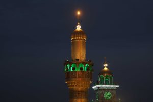 نمای نزدیک مناره‌های حرم مطهر علوی در شب