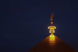 تاج طلایی گنبد حرم حضرت امیر در نمایی شبانه