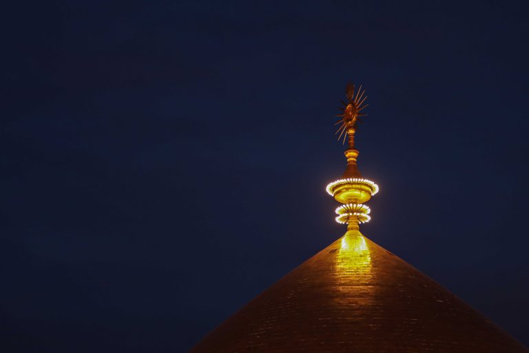 تاج طلایی گنبد حرم حضرت امیر در نمایی شبانه