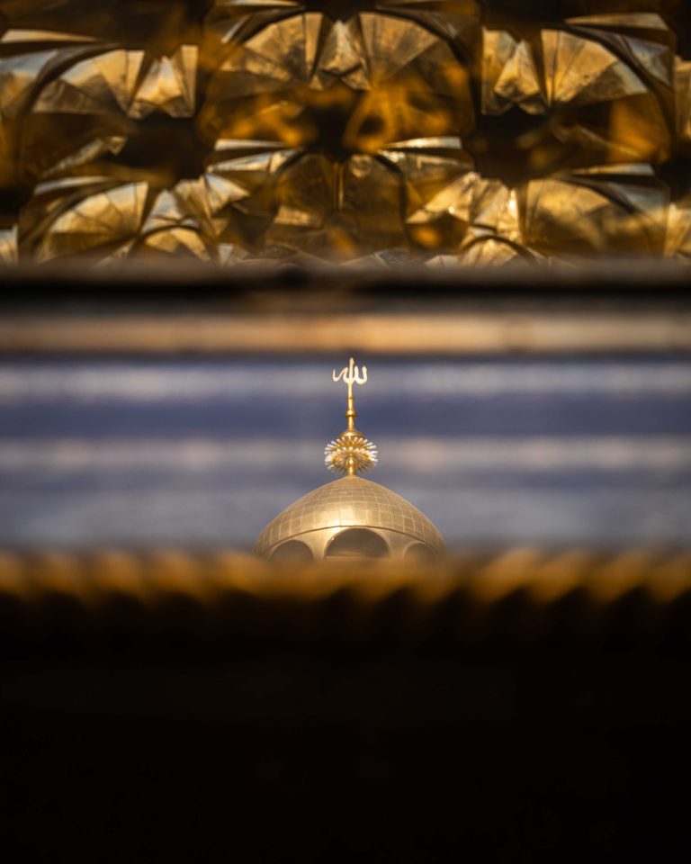 گنبد حرم امیرالمؤمنین امام علی از میان جزئیات معماری طلایی
