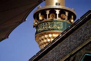 گلدسته حرم امیرالمؤمنین (علیه‌السلام) و کتیبه غدیری در نمای نزدیک