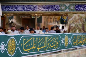 کتیبه غدیری در ورودی ایوان طلا و زائران