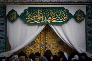 حدیث غدیر زینت‌بخش ورودی‌های مرقد مطهر امرالمؤمنین علی (علیه‌السلام)