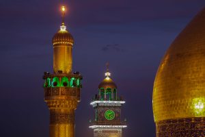 گلدسته‌های طلایی حرم امیرالمؤمنین و بخشی از گنبد در قاب شبانه