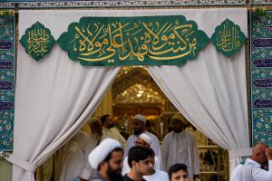 ورودی آراسته حرم علوی با پرده‌های سفید و کتیبه سبز غدیر