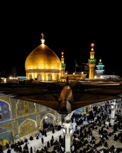 نمای مرتفع از گنبد طلایی و صحن حرم امیرالمؤمنین با حضور زائران