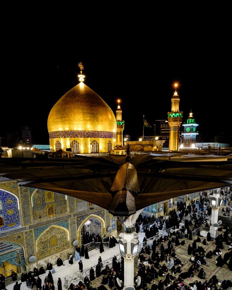 نمای مرتفع از گنبد طلایی و صحن حرم امیرالمؤمنین با حضور زائران