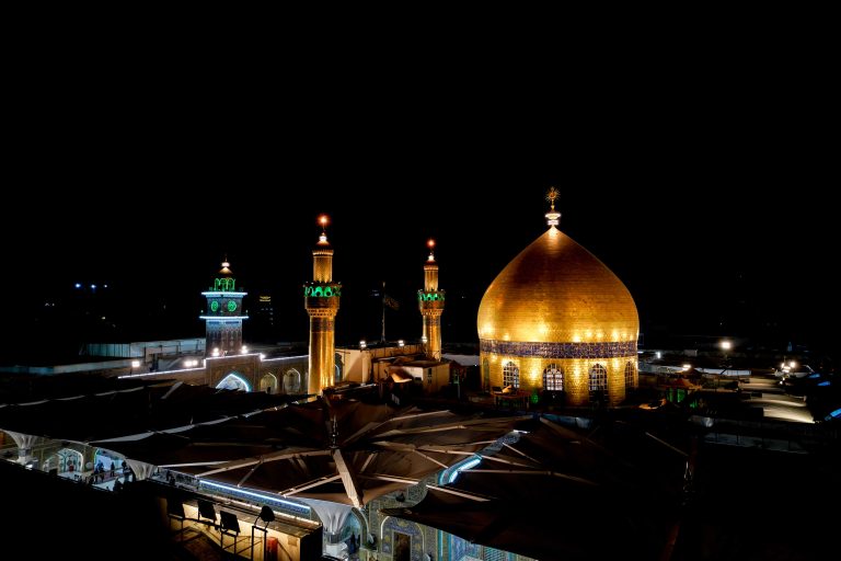 نمای گسترده شبانه از گنبد طلایی و گلدسته‌های حرم مطهر علوی