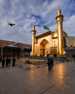 نمای معماری حرم مطهر حضرت امیرالمؤمنین با ایوان طلا و دو گلدسته