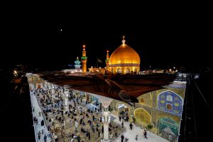 نمای شبانه حرم مطهر امیرالمؤمنین علی (علیه‌السلام) و صحن مملو از زائران