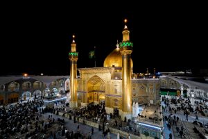 نمای گسترده شبانه حرم علوی و صحن‌های پرجمعیت از زائران