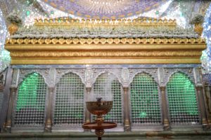 نمای روبه‌روی ضریح مطهر امیرالمؤمنین با بخوردان و تزئینات عید غدیر