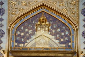 جزئیات طلاکاری بی‌نظیر ایوان و انعکاس مناره ساعت در آن