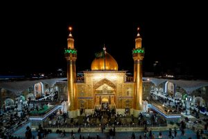 ایوان طلا و گنبد طلایی و گلدسته‌های حرم مولای متقیان در نمایی شبانه