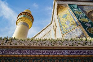 نمای گلدسته حرم مطهر علوی و گل‌آرایی عید غدیر