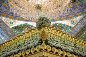 گل‌آرایی و تزئینات بالای ضریح مطهر امیرالمؤمنین در عید غدیر