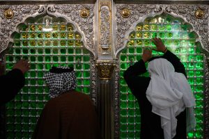 دو زائر در برابر ضریح مطهر امیرالمؤمنین
