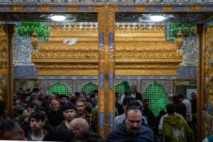 جمعی از زائران در کنار ضریح حرم امیرالمؤمنین