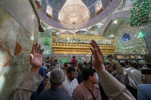 زائران در حال زیارت ضریح مطهر امیرالمؤمنین در ایام عید غدیر
