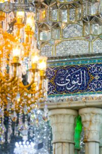 صفت القوی نقش‌بسته بر کاشی بالای ستون رواق