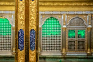نمای عرضی درهای طلاکوب باز شده به سمت ضریح امام امیرالمؤمنین علی