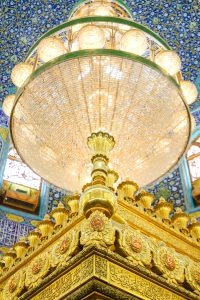 تاج ضریح با چلچراغ بالای مرقد مطهر امیرالمؤمنین امام علی (علیه‌السلام)