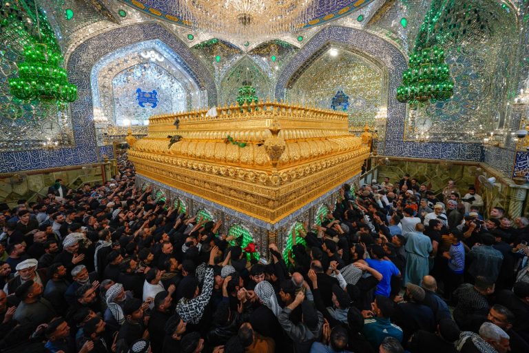 توسل زائران به مقام مطهر امیرالمؤمنین علی (علیه‌السلام)