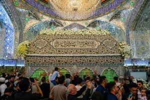 گل‌آرایی و پوشش ضریح امیرالمؤمنین با حدیث غدیر