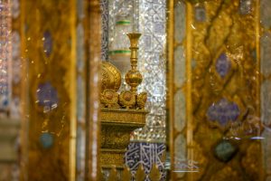 تاج طلایی ضریح امیرالمؤمنین علی از میان درهای ورودی مرقد
